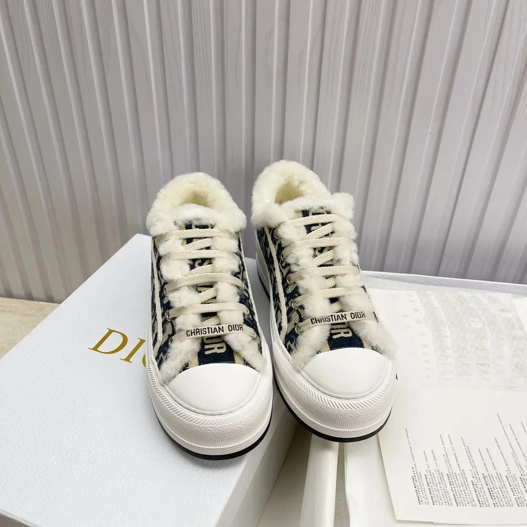 👟👟Ex-factory price 560👟👟 Ready-made high-quality Dior thick-soled sneakers with fully embroidered iconic patterns👟👟 ♦️Top quality in the market🎗Breaking hot item in foreign counters🎗Non-common imitation version in the market🎗🔳The fabric is made of Italian🇮🇹imported fabrics❗️Embroidered upper, original mold injection Logo frosted five-pointed star outsole🔳Inner wool injection molding mold Logo foam feet Code number: 35 to 41. 40 41 custom-made wool